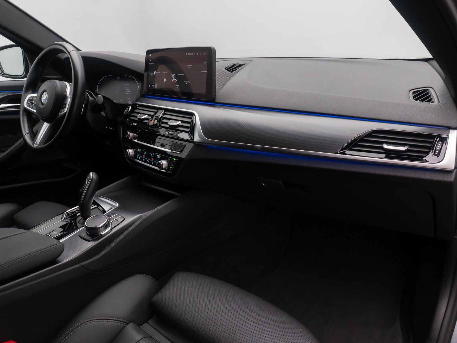 Fahrzeugabbildung BMW 520d xD M Sport HUD DAB Alarm H/K Kamera AHK 19"