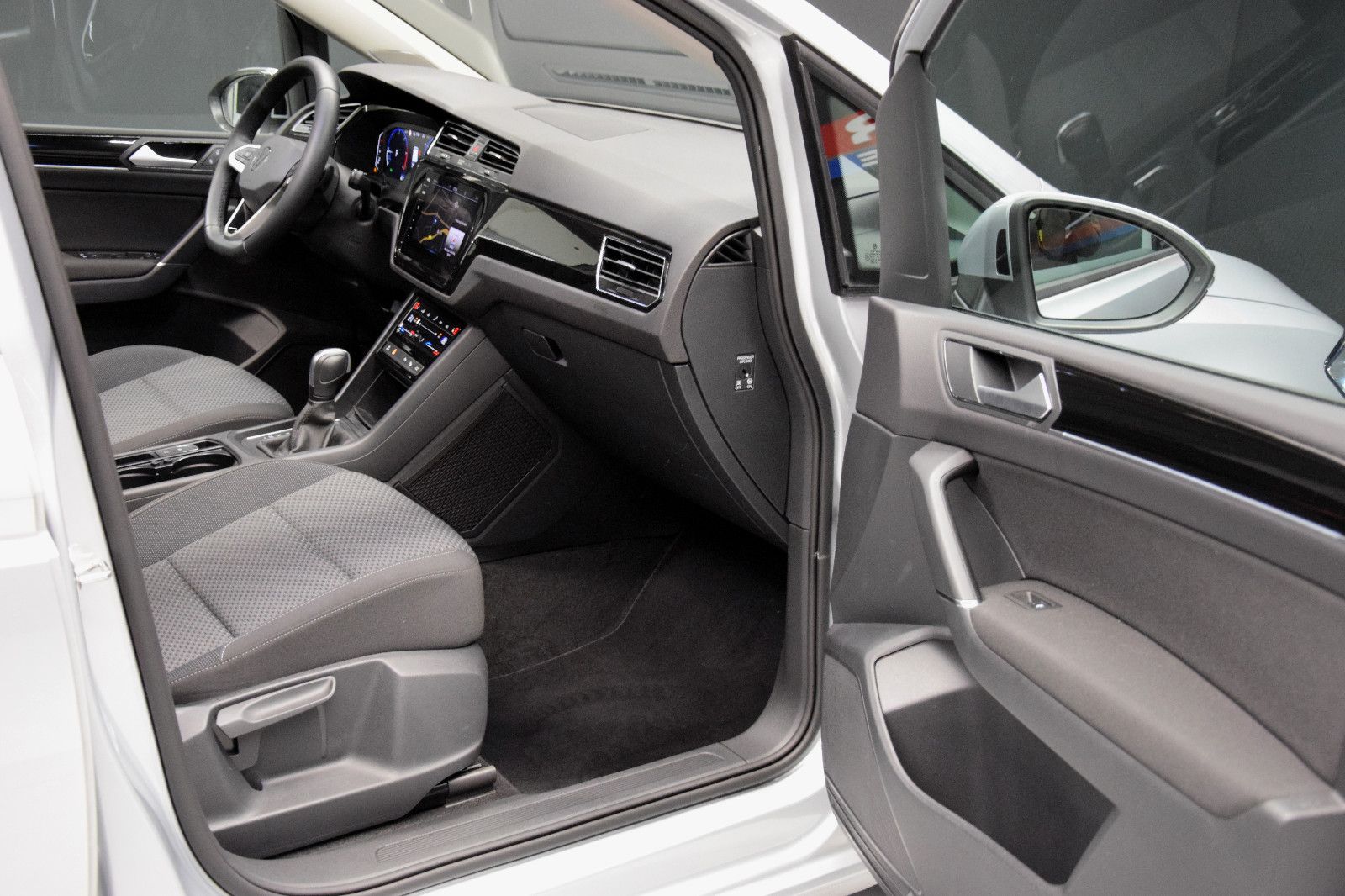 Fahrzeugabbildung Volkswagen Touran Comfortline DSG EasyOpen 7-Sitze ACC Pano