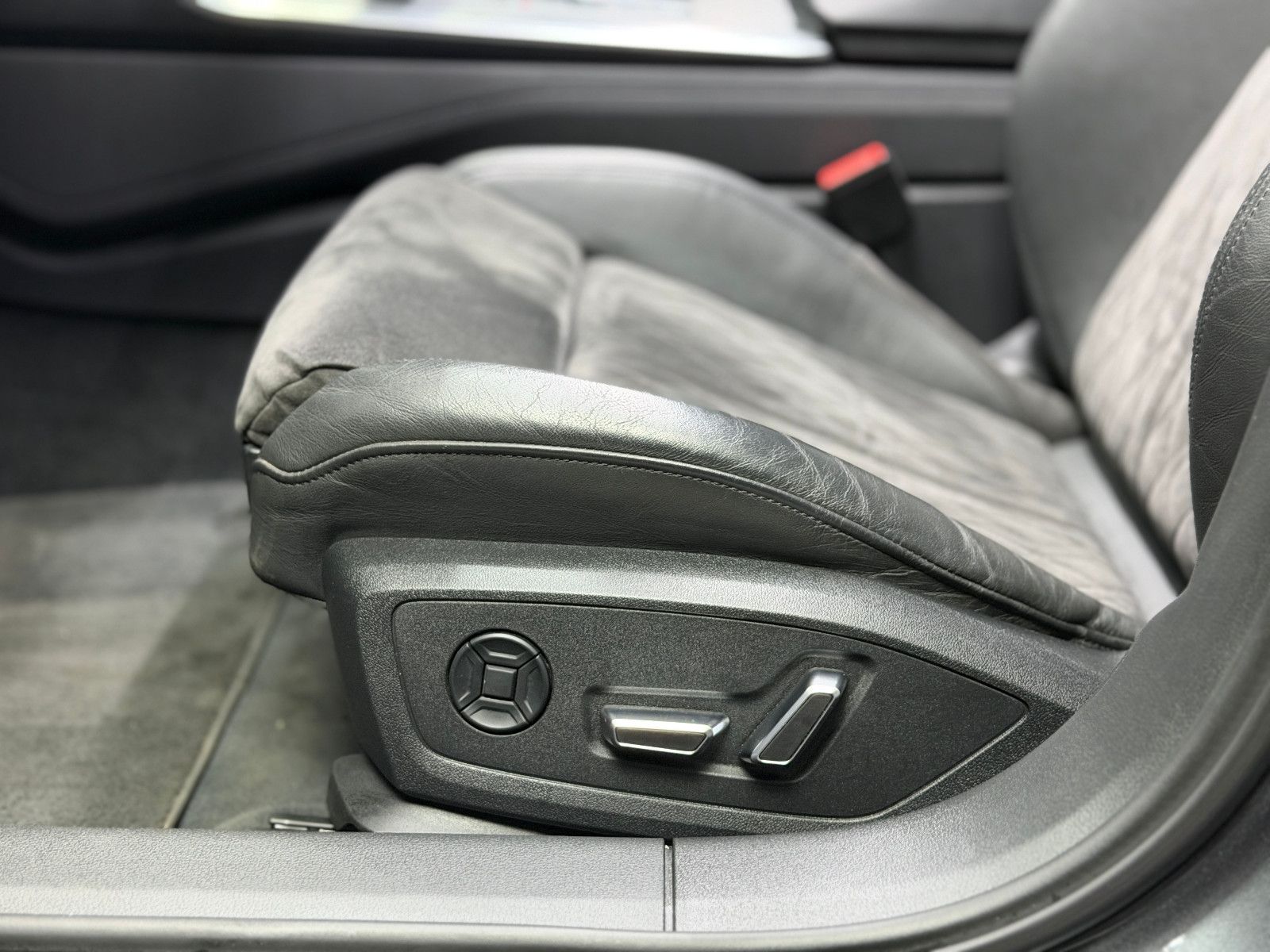 Fahrzeugabbildung Audi RS6 Avant 4.0 TFSI quattro |KERAMIK|B/O