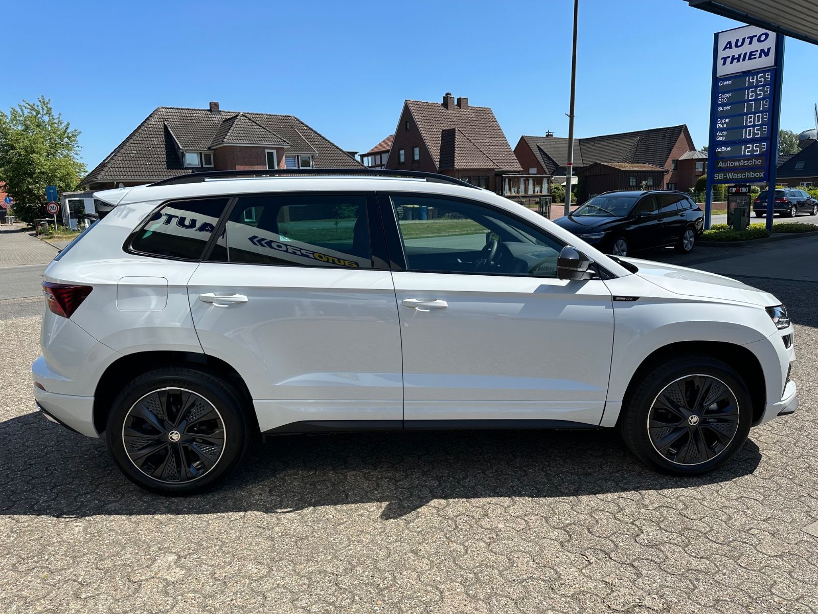 Fahrzeugabbildung SKODA Karoq 1.5 TSI Sportline DSG Pano/AHK/Navi/Matrix