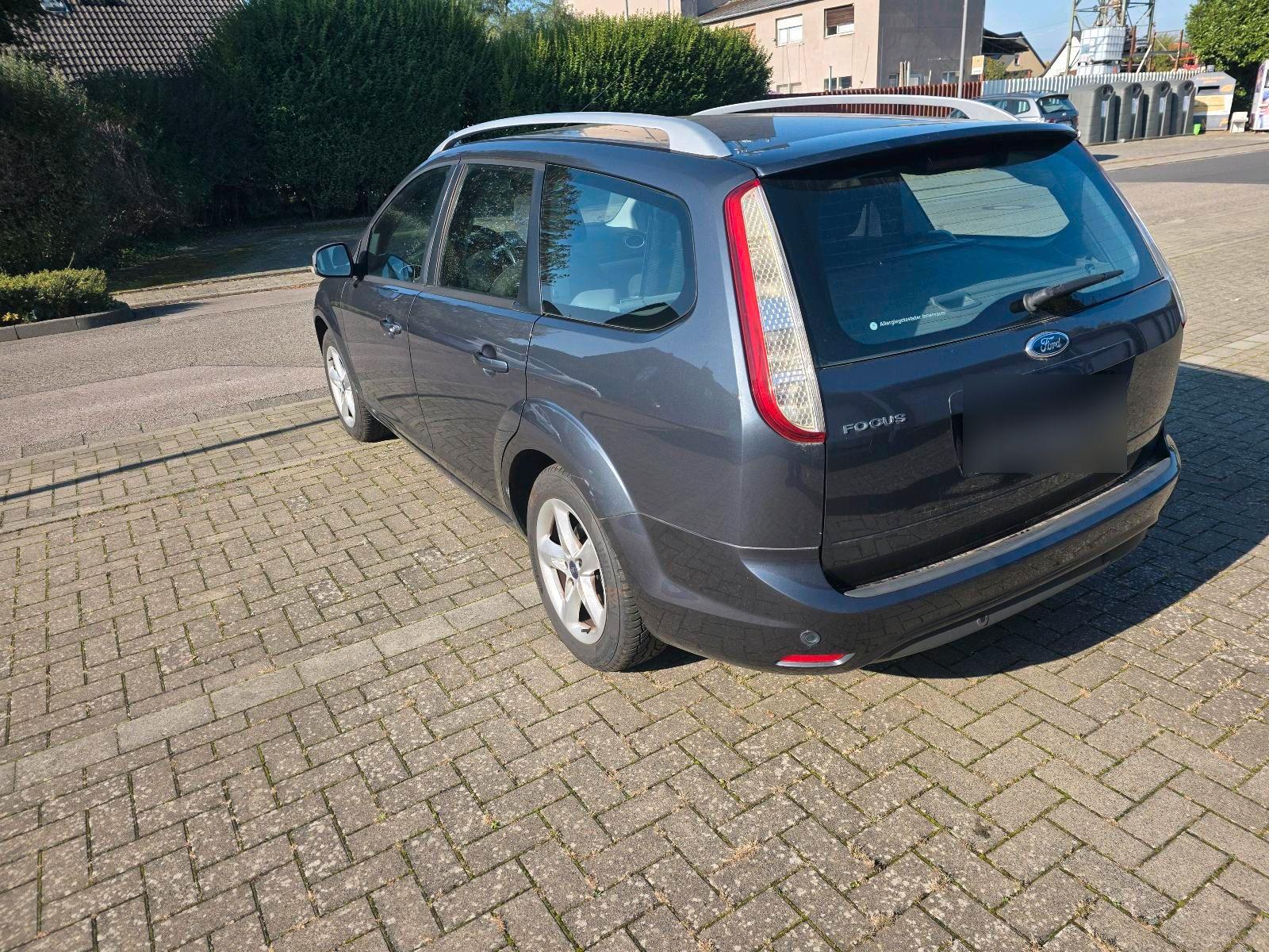 Ford Focus 2010 — салон