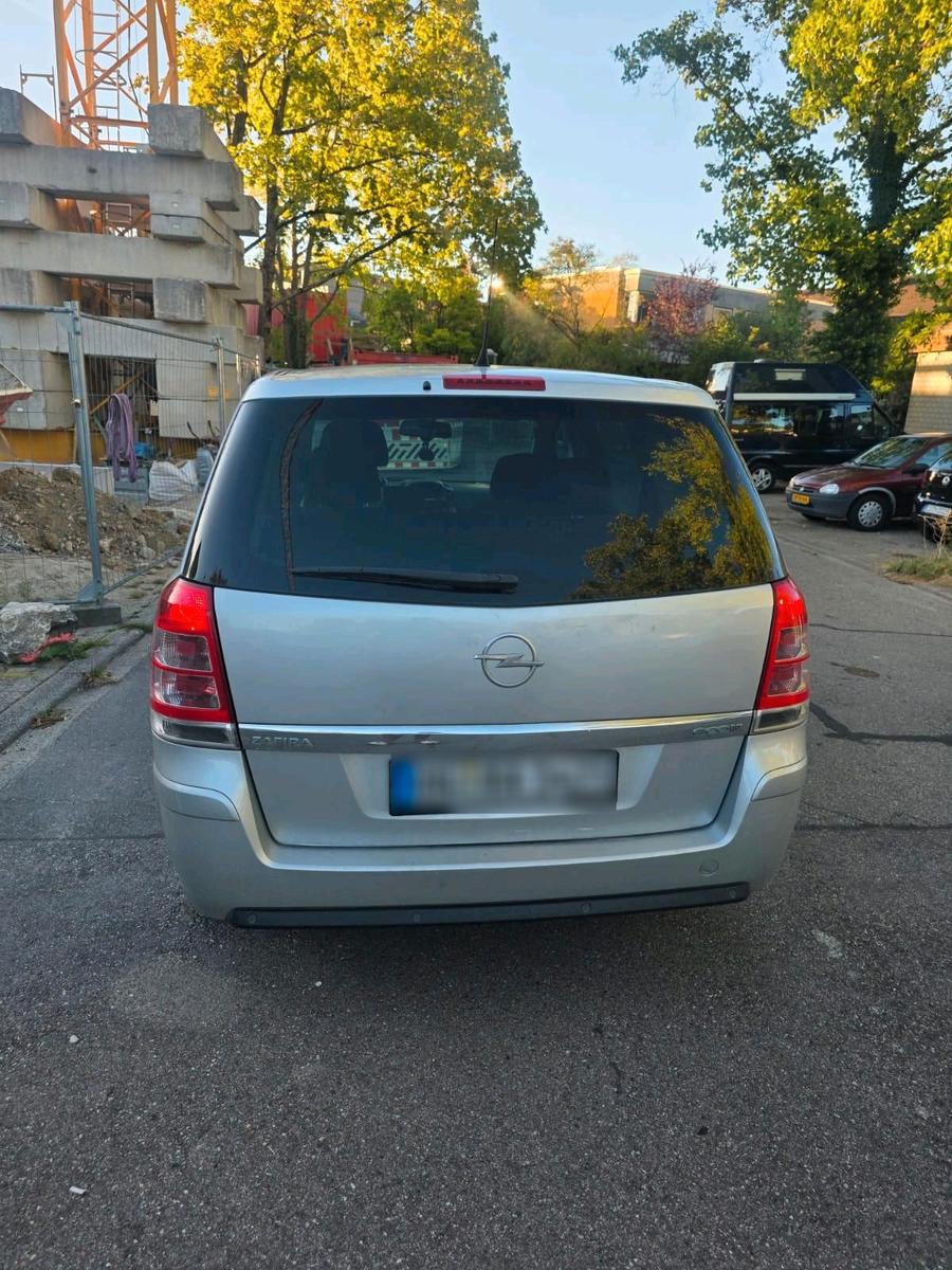 Opel Zafira 2011 — салон