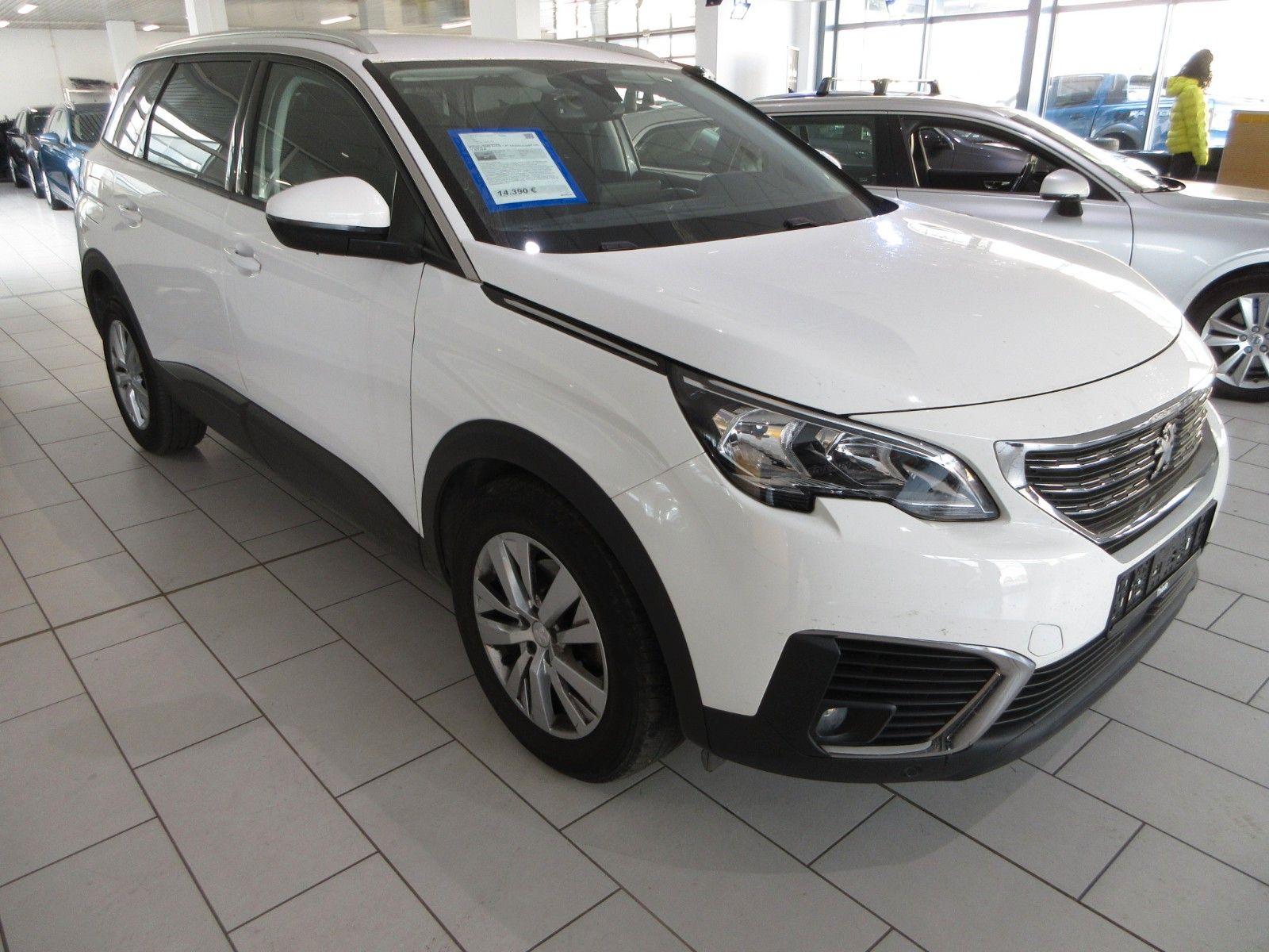 Fahrzeugabbildung Peugeot 5008 Active 1.2T NAVI/PDC/VIRTUAL/7-SITZER