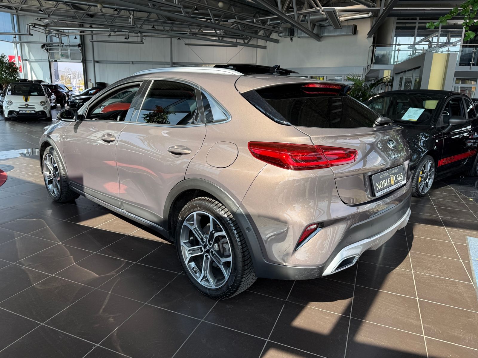 Fahrzeugabbildung Kia XCeed Platinum Edition PANO LEDER LED NAV SHZ