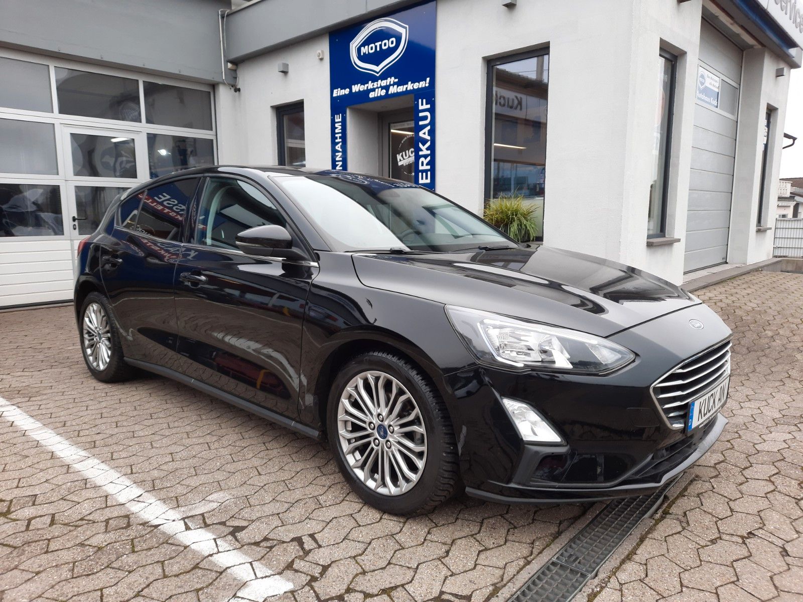 Ford Focus Lim. Titanium m. Automatik, 8-fach bereift imagem 2