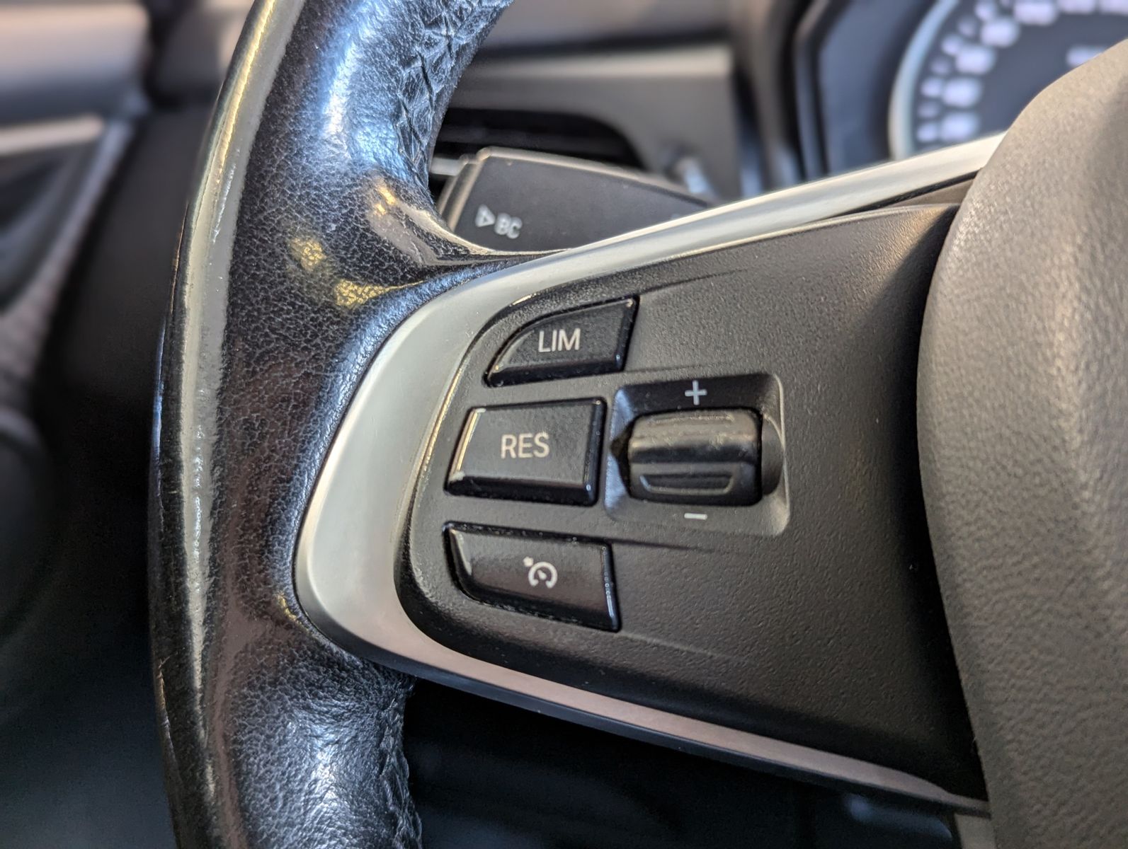 BMW 220 Active Tourer d xDrive LED Pano Navi SHZ AHK - Image 22