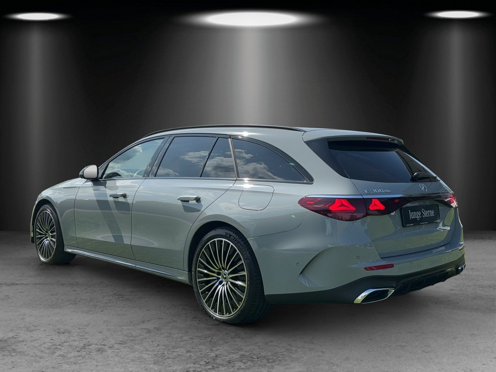 Fahrzeugabbildung Mercedes-Benz E300de T AMG Prem+ DISTRO Superscrn AIRMATIC AHK