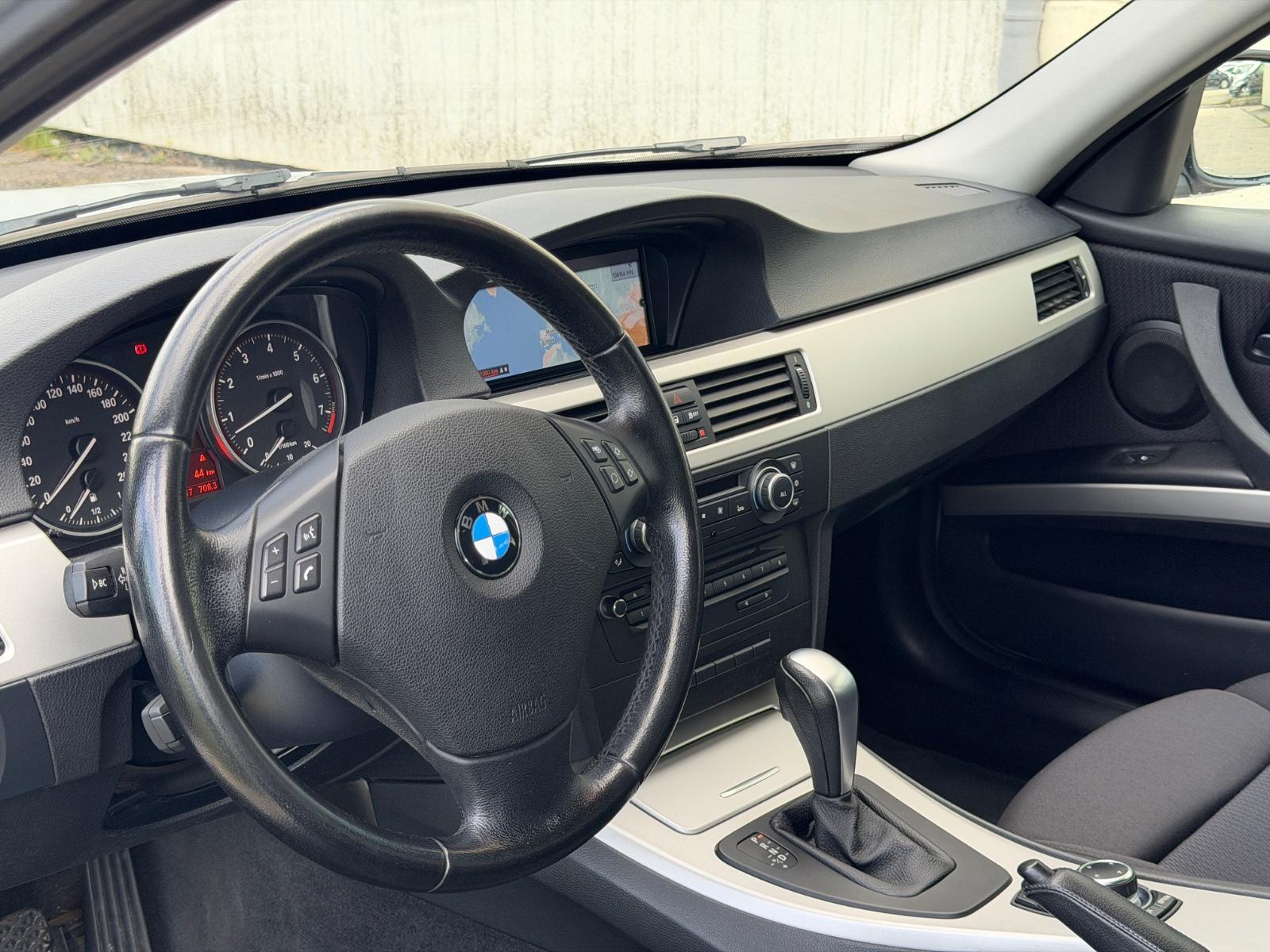 BMW 325 TOURING AUT*XEN*AHK*2.HAND*NAVI* | 218 ch | BVA | BMW 325I TOURING AUT | ATTELAGE
