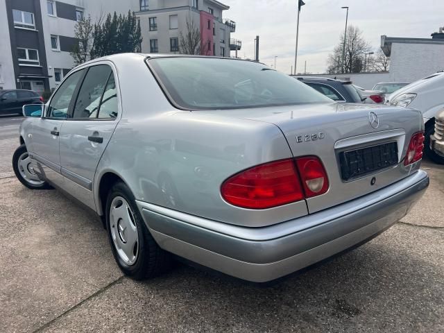 MERCEDES-BENZ E 200 Bild 7