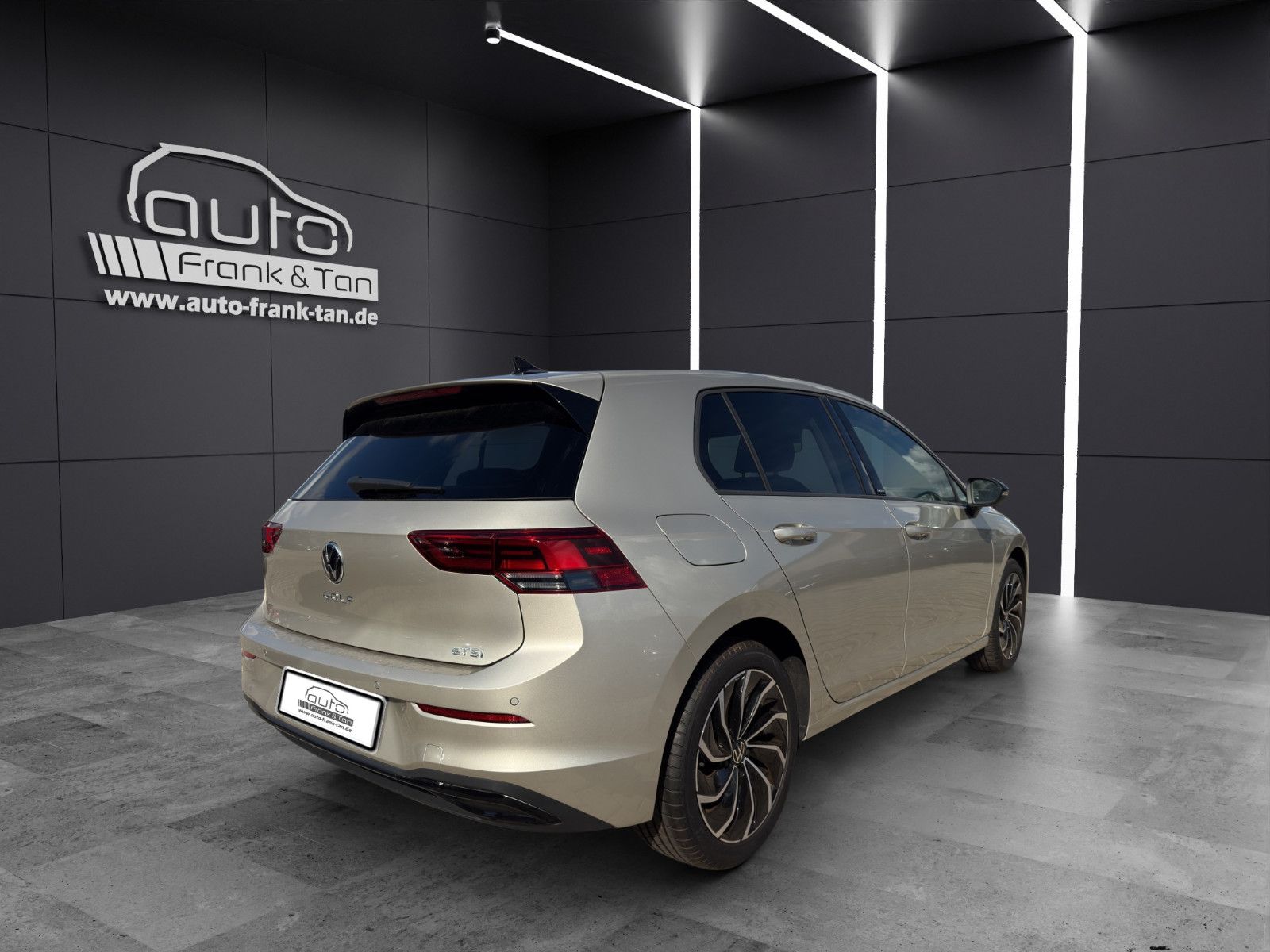 Fahrzeugabbildung Volkswagen Golf VIII 1.5 eTSI ACC/Apple/Ambiente/Keyless