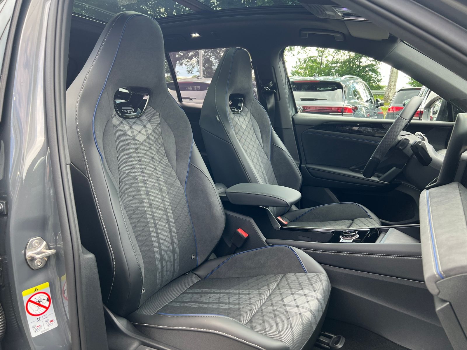 Fahrzeugabbildung Volkswagen Tiguan  R-Line 2.0 TDI DSG 4MOTION *AHK, Navi, P