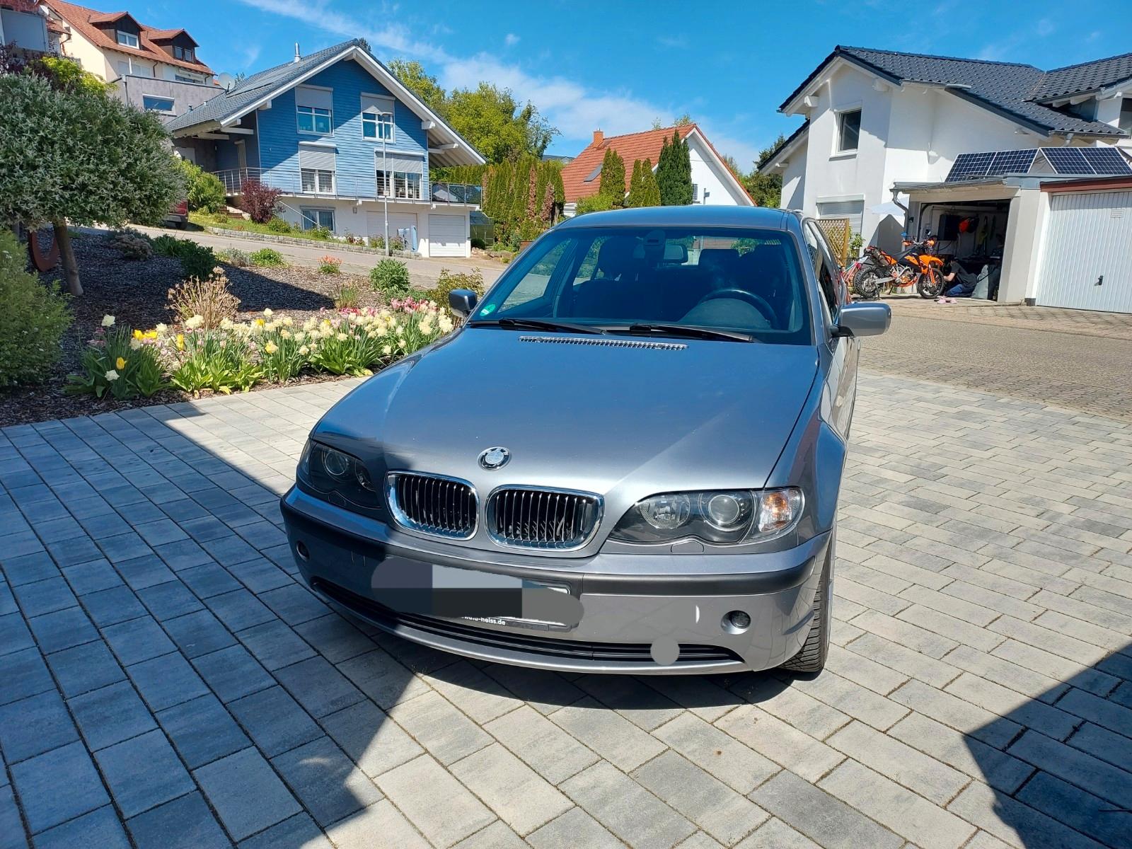 BMW 325 2004 — вигляд ззаду
