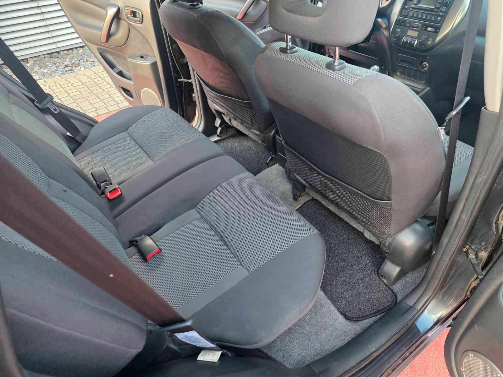 Toyota RAV4 2.0 D-4D 116 ch 4x4 Sol • Clim auto • Attelage • Radar de recul • Barres de toit