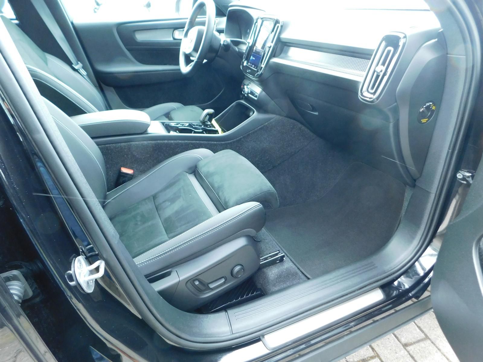 Fahrzeugabbildung Volvo XC40 B3 Ultra Black Editon "Glasdach,360°Cam"