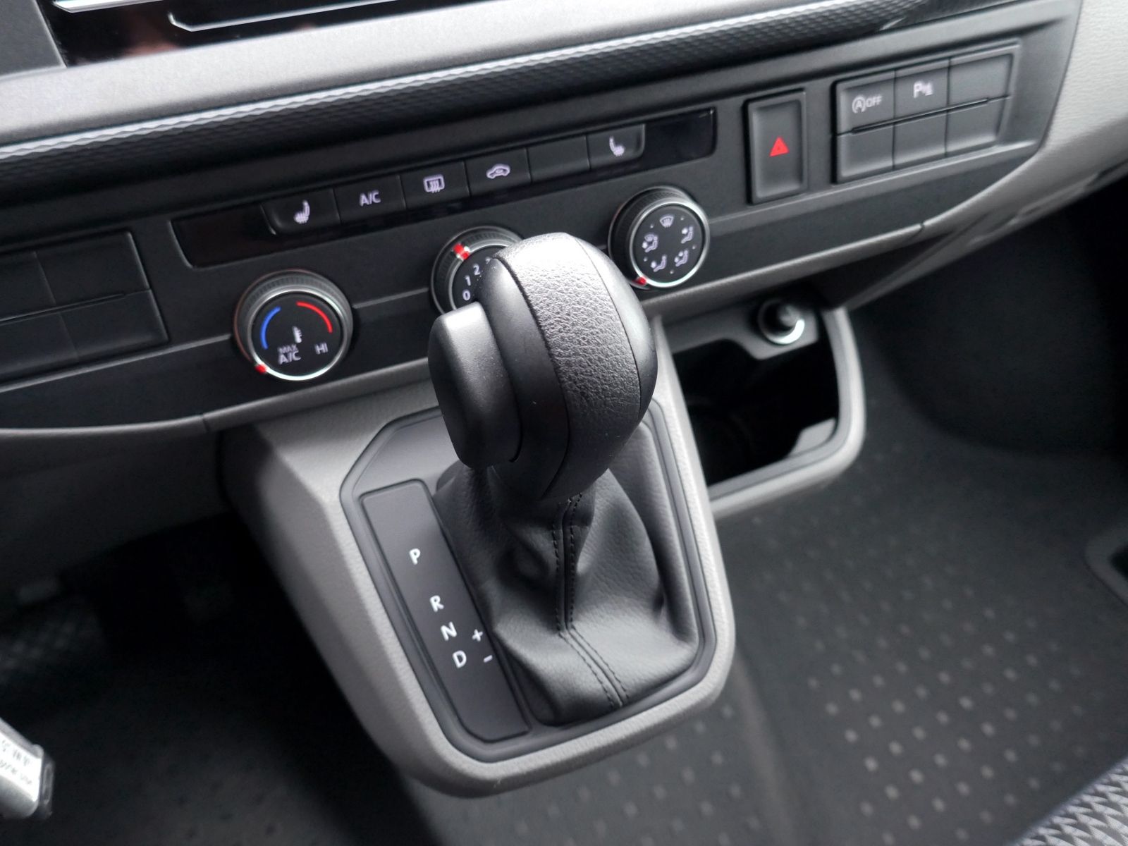 Fahrzeugabbildung Volkswagen T6.1 Transporter Kombi 2.0 DSG | PDC AHK GRA App