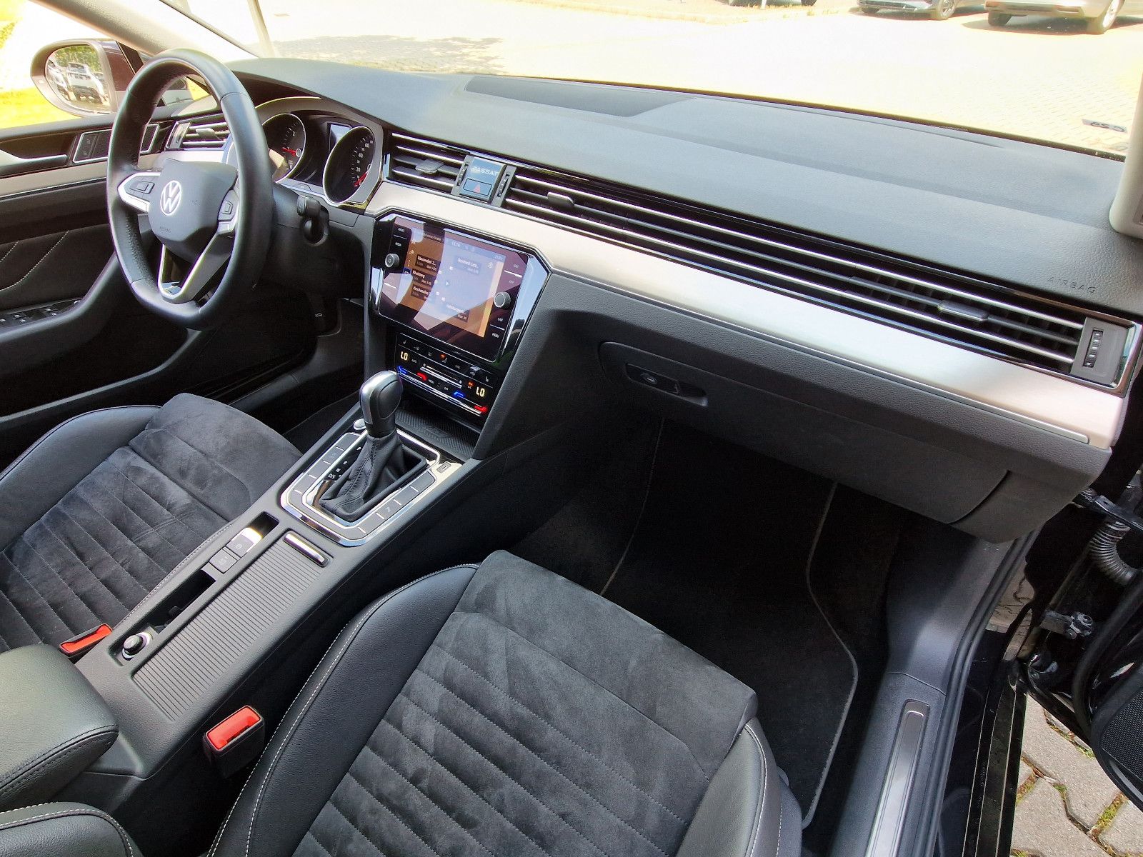 Fahrzeugabbildung Volkswagen Passat Variant 2.0 TDI DSG Elegance AHK NAVI LED