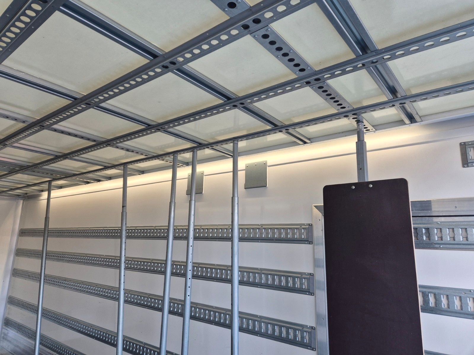 Fahrzeugabbildung Mercedes-Benz Atego 1223 L LBW 2.000kg Tür Spoiler Klima