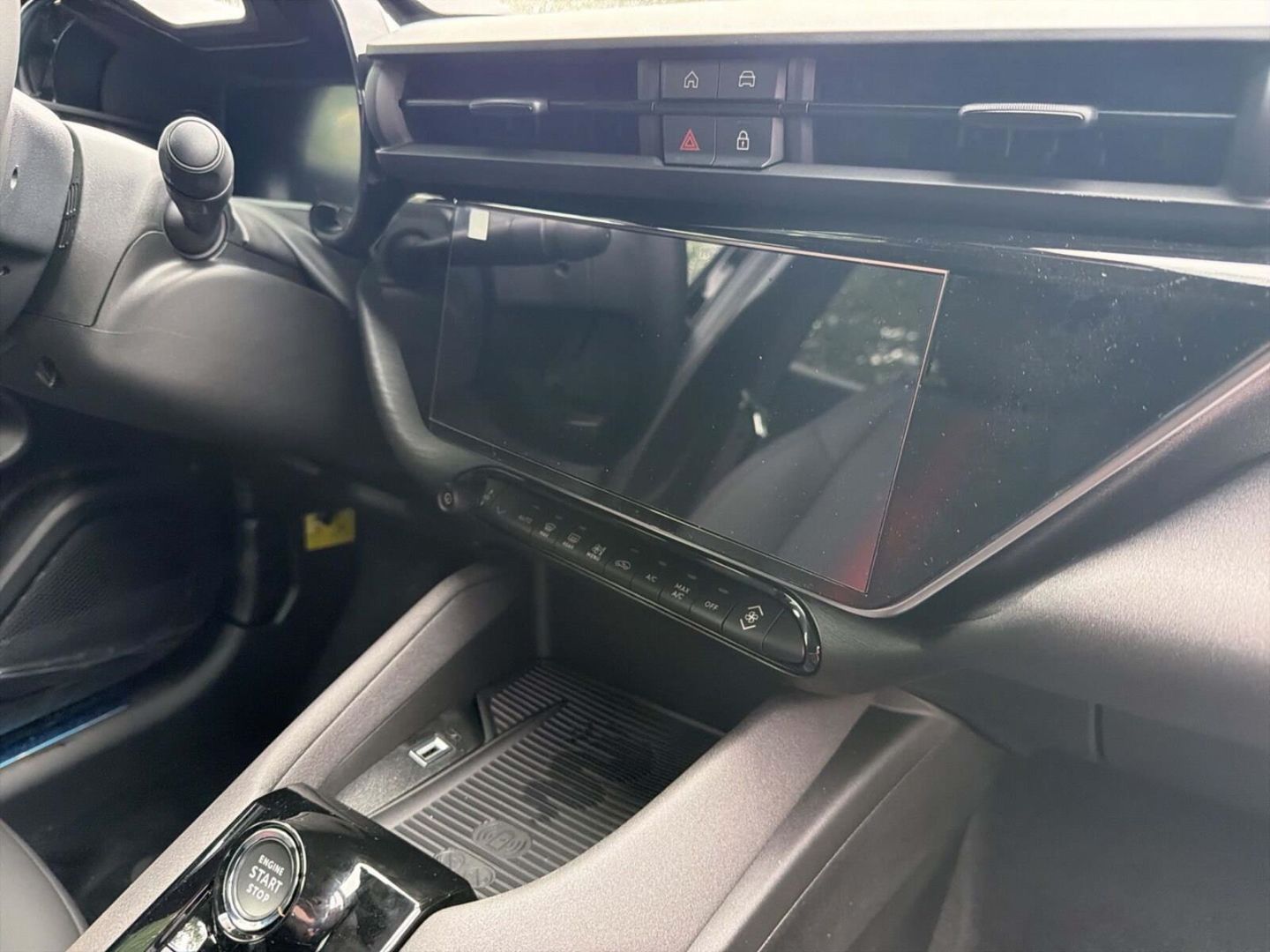 Fahrzeugabbildung Alfa Romeo Junior Elettrica TI -Technologie-Panorama-Wärmep