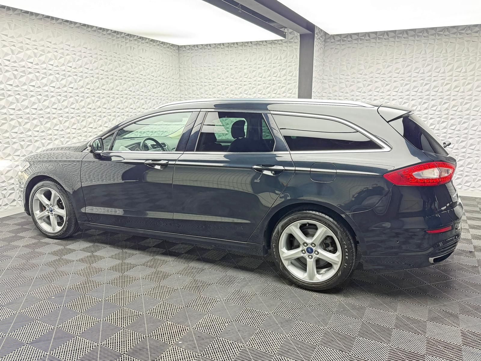 Fahrzeugabbildung Ford MONDEO TURNIER 2.0 ECOBOOST/TITANIUM/PANO/KEYLES