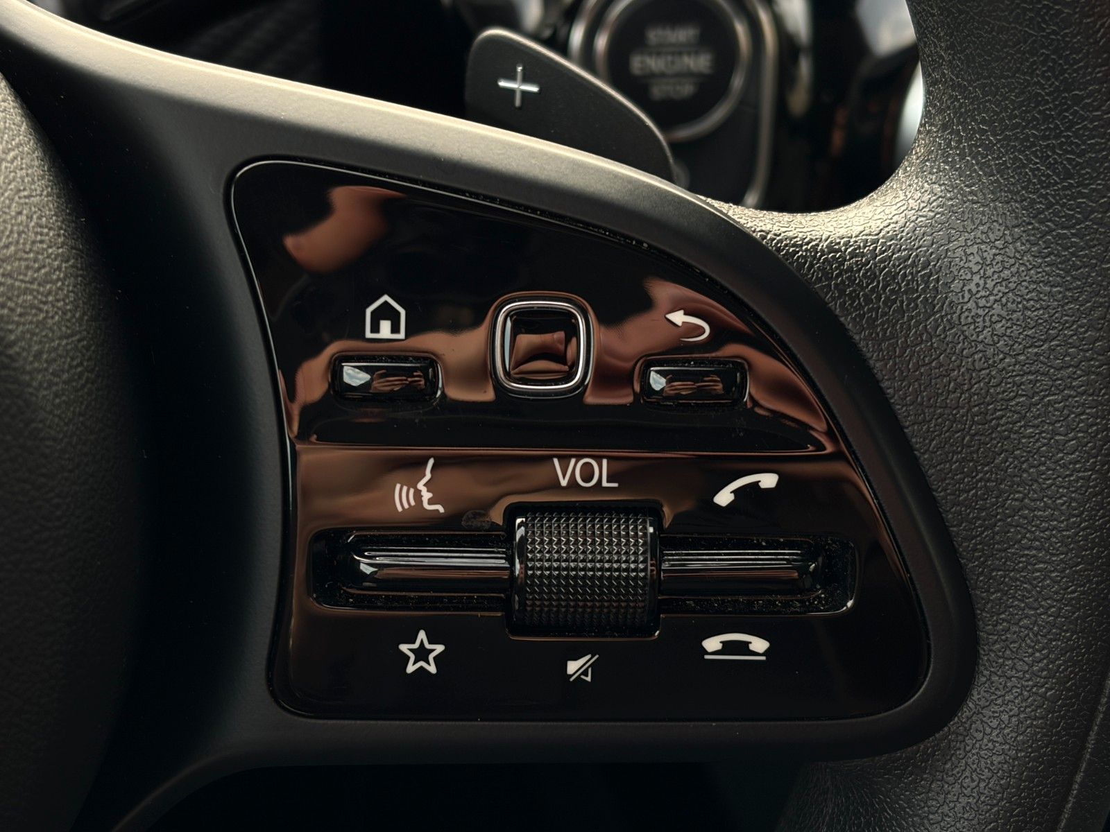 Fahrzeugabbildung Mercedes-Benz CLA 180 Shooting Brake TEMP CarPlay PDC SHZ