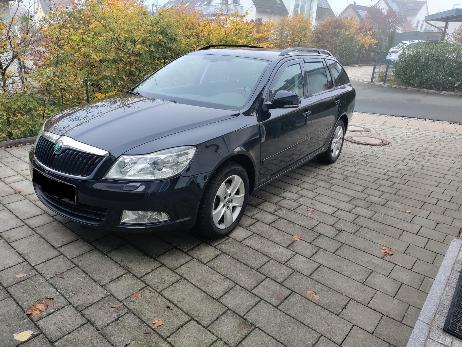Skoda Octavia 2012 — rear view