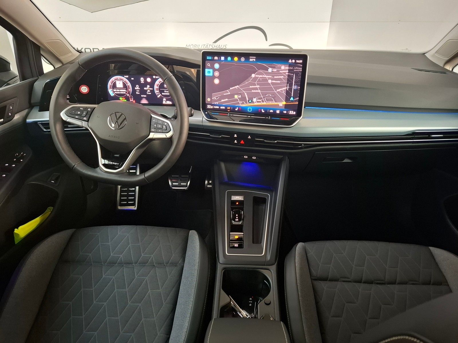 Fahrzeugabbildung Volkswagen Golf VIII Variant 1.5 eTSI 110 kW Energy + Navi