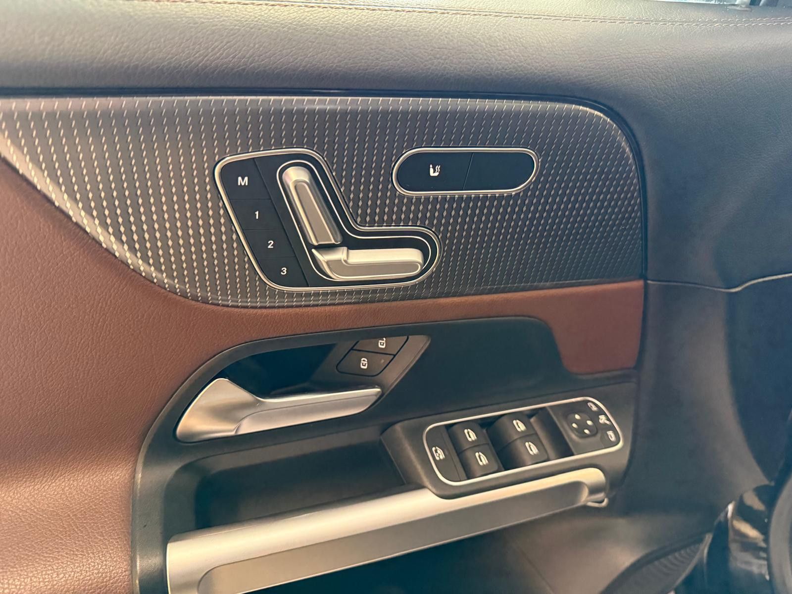 Fahrzeugabbildung Mercedes-Benz GLB 200 / SCHEKCHEFT / LED / NAVI / KAMERA