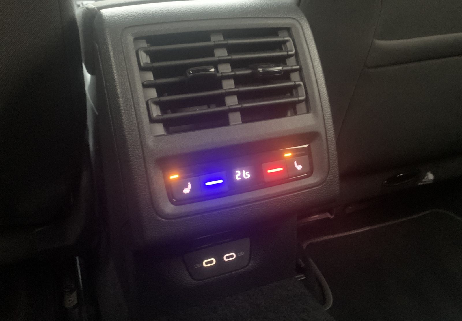 Fahrzeugabbildung Volkswagen Golf 2.0 TDI*Highline*AHK*STHZ*HeadUp*LED-Matrix