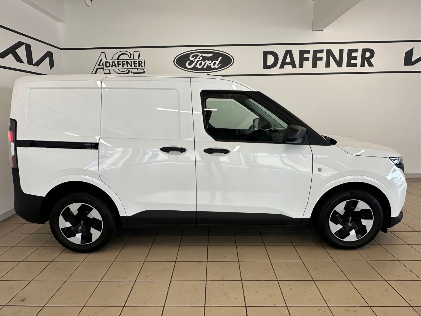 Fahrzeugabbildung Ford Transit Courier BEV Trend Kamera Verkehrszeichen