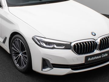 Fahrzeugabbildung BMW 520d Luxury Line Kamera HUD DAB AHK Alarm 19Zoll