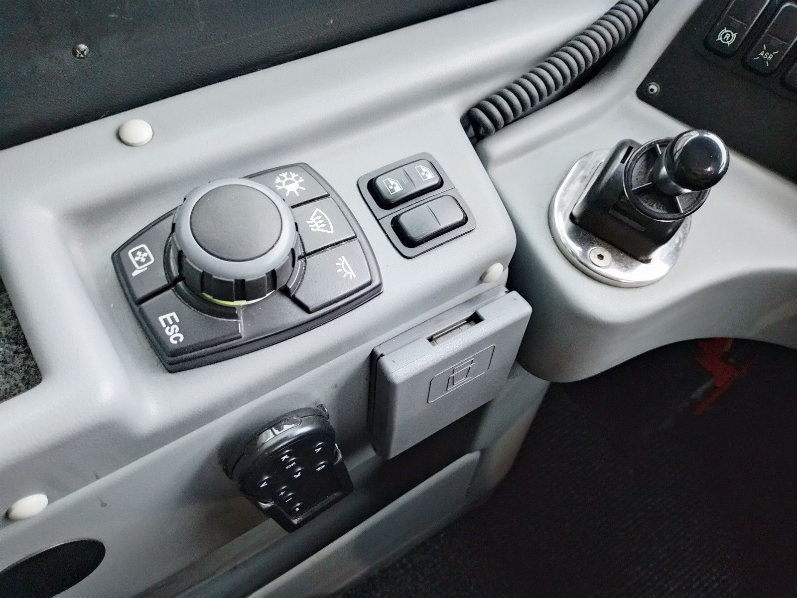 VANHOOL  2018 - Image 14 of 50