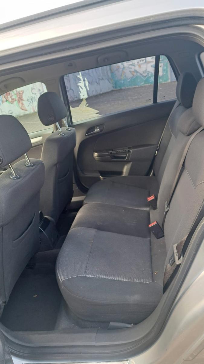 Opel Astra 2010 — photo 13
