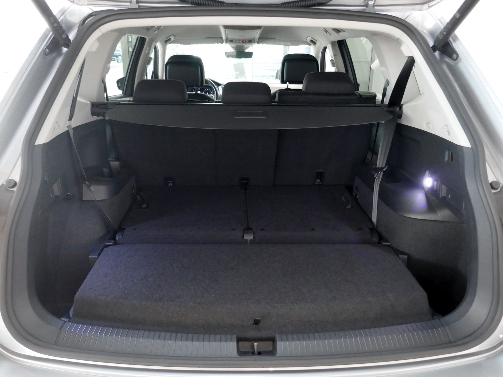 Fahrzeugabbildung Volkswagen Tiguan Allspace MOVE 4M 2.0 TDI DSG LED AHK RFK