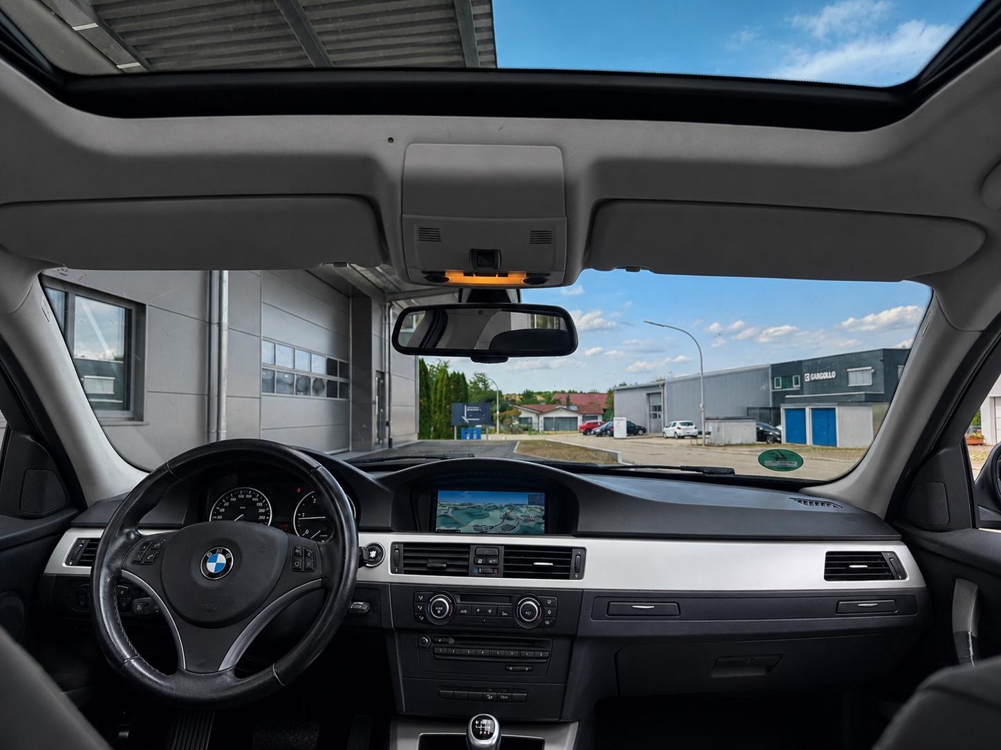BMW 320 2011 — photo 11