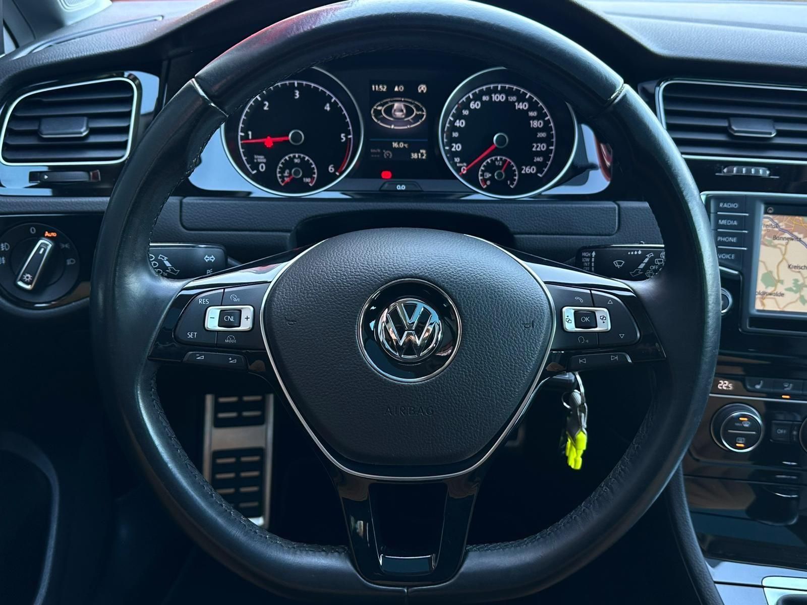 VW Golf 2.0TDI Allstar BMT* PANO#BiXENON#TEMPO#SHZ - Image 11
