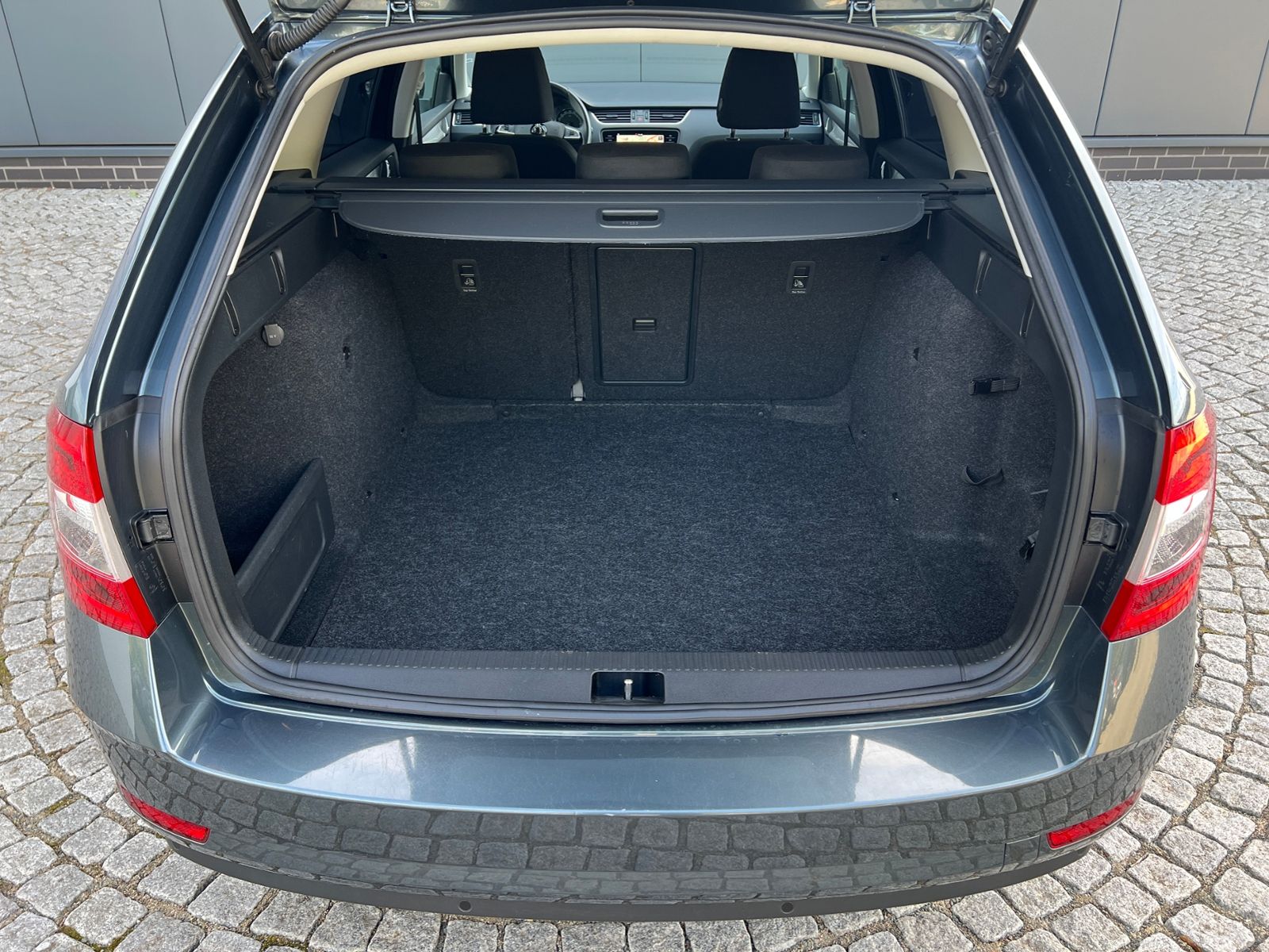 Fahrzeugabbildung SKODA Octavia III Combi Ambition 1.5 TSI DSG *Navi, Cl