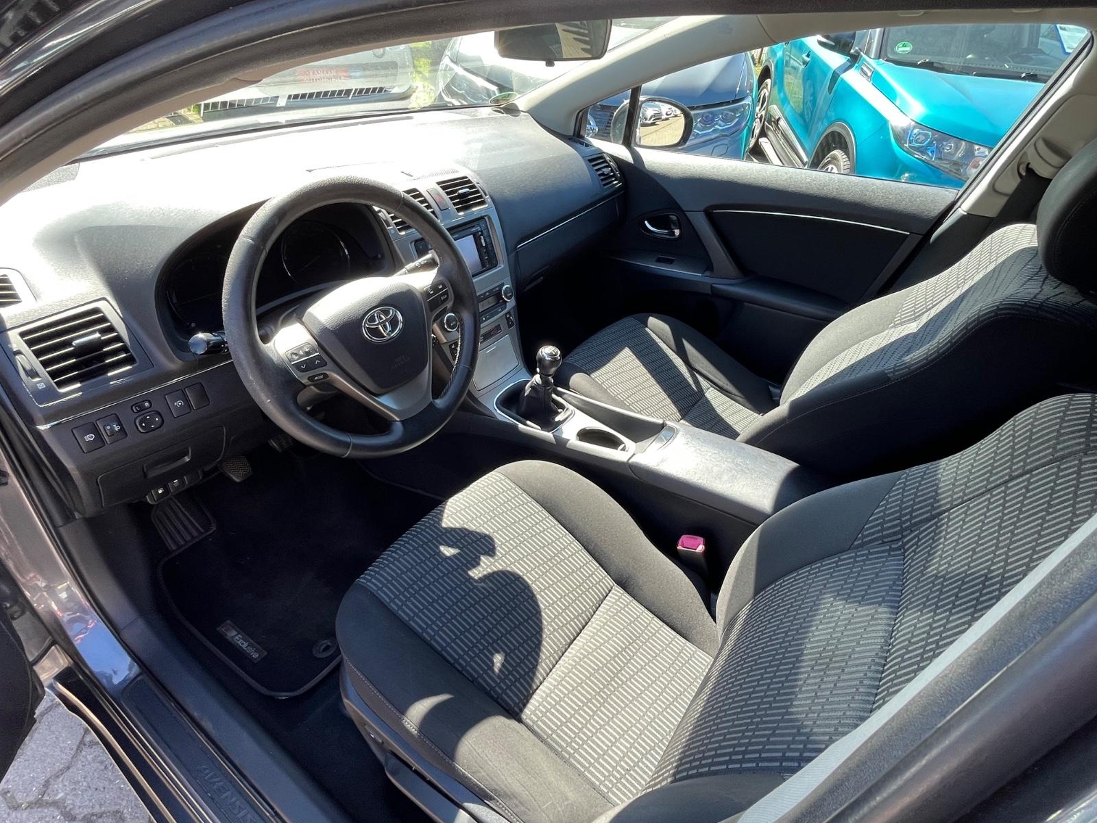 Toyota Avensis 2011 — photo 8