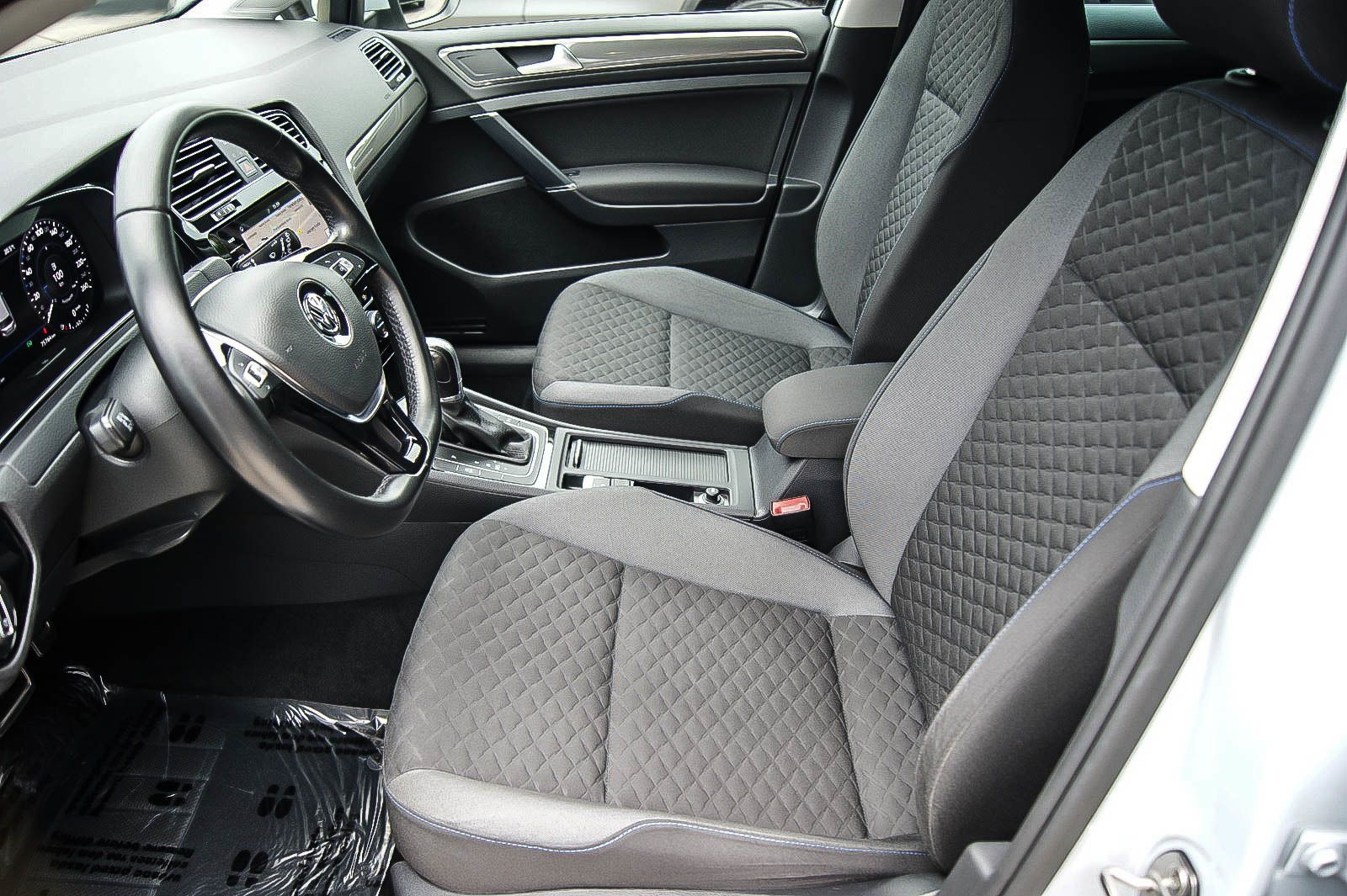 Fahrzeugabbildung Volkswagen Golf VII Variant 14TSI DSG JOIN ANHZV KAMERA PDC