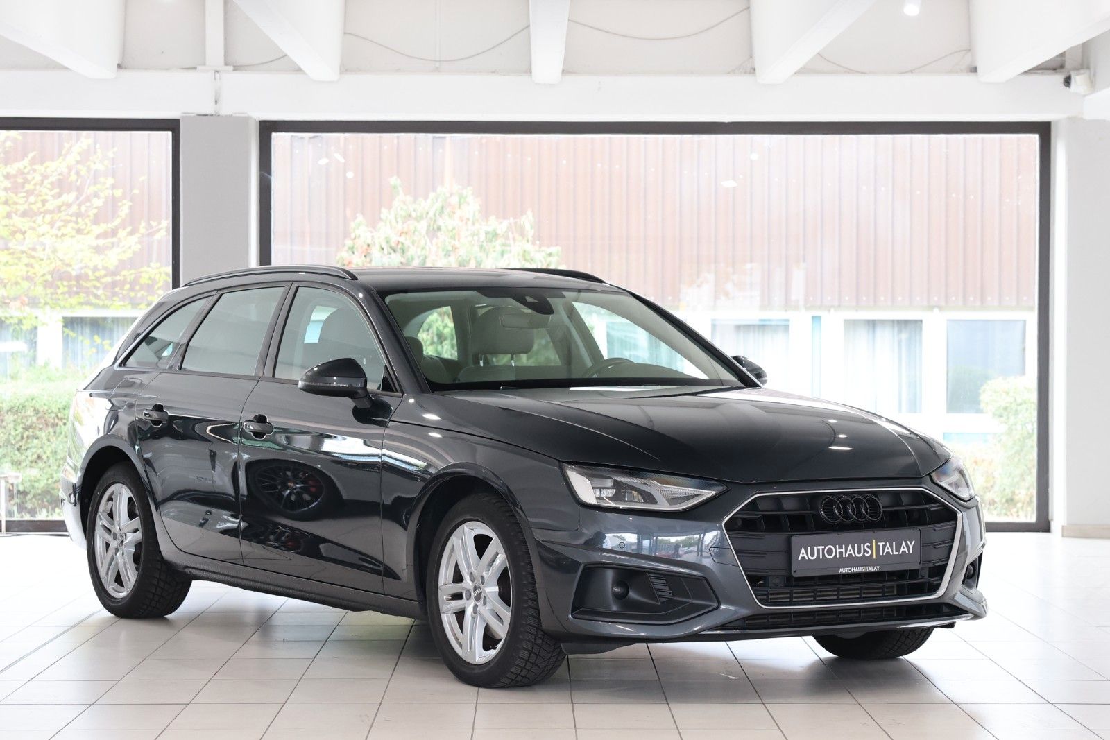 Audi A4 Avant 40 TFSI Sitzhzg*KAM*PDC*8-Fach Bereift