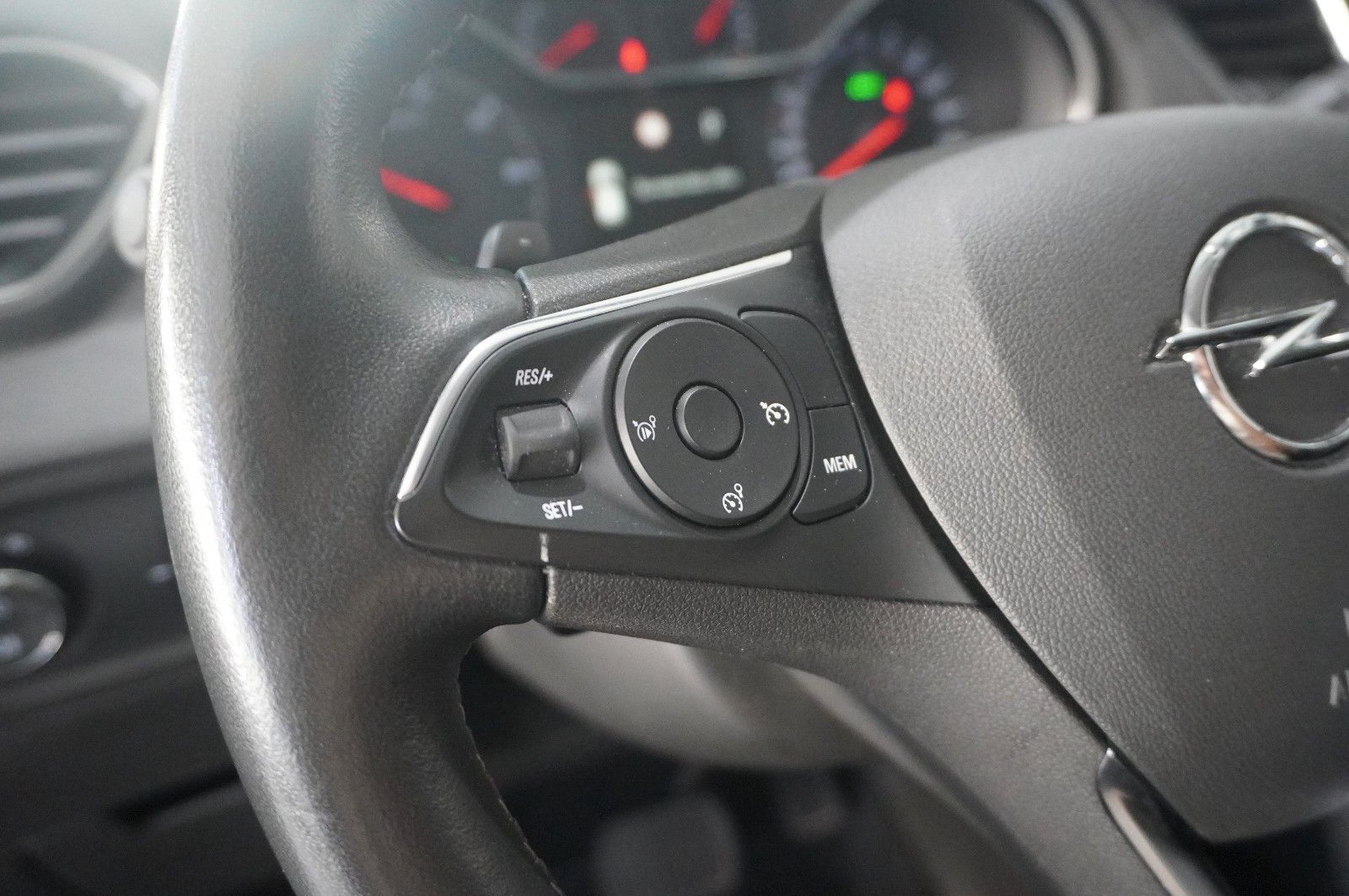 Fahrzeugabbildung Opel Grandland (X) 1.6 HYBRID ELEG. NAVI/360°/LED/DAB