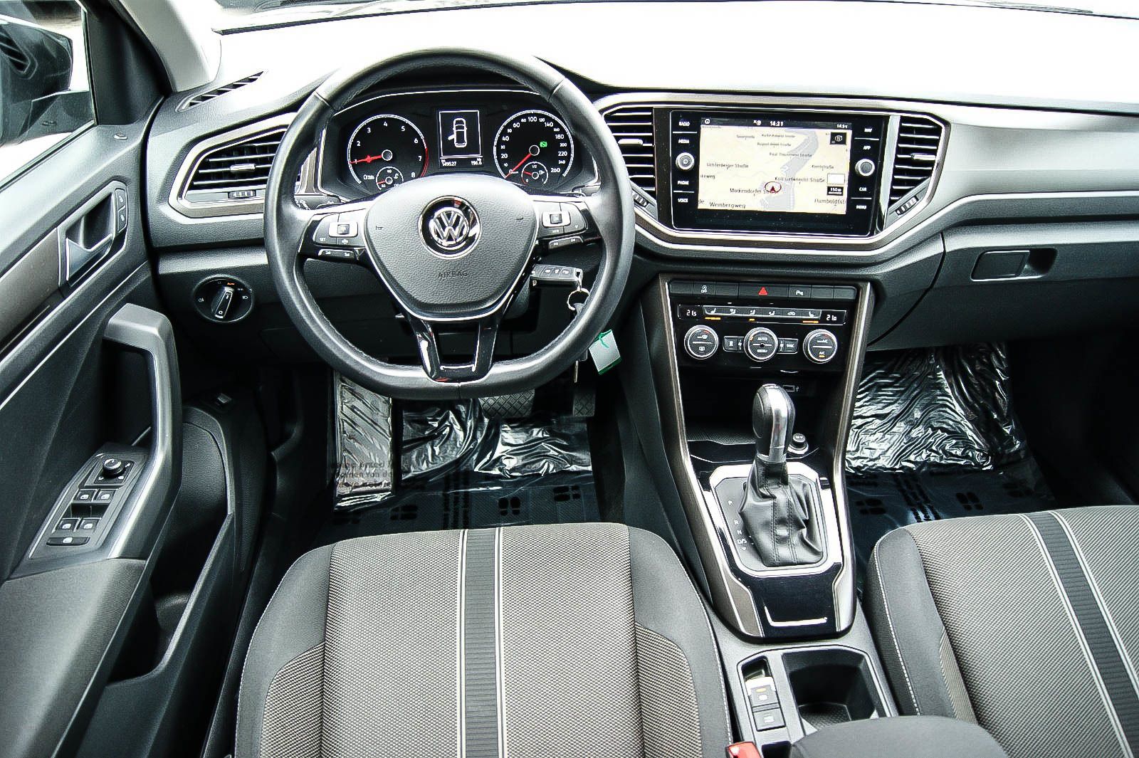 Fahrzeugabbildung Volkswagen T-Roc 15TSI DSG Style STHZG NAVI KAMERA 1HAND AC
