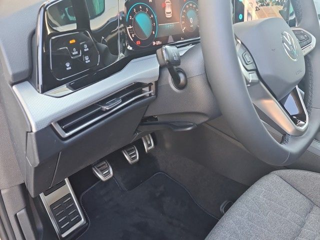 Fahrzeugabbildung Volkswagen Golf VIII Lim. Move TSI LED RFK AID SH LM