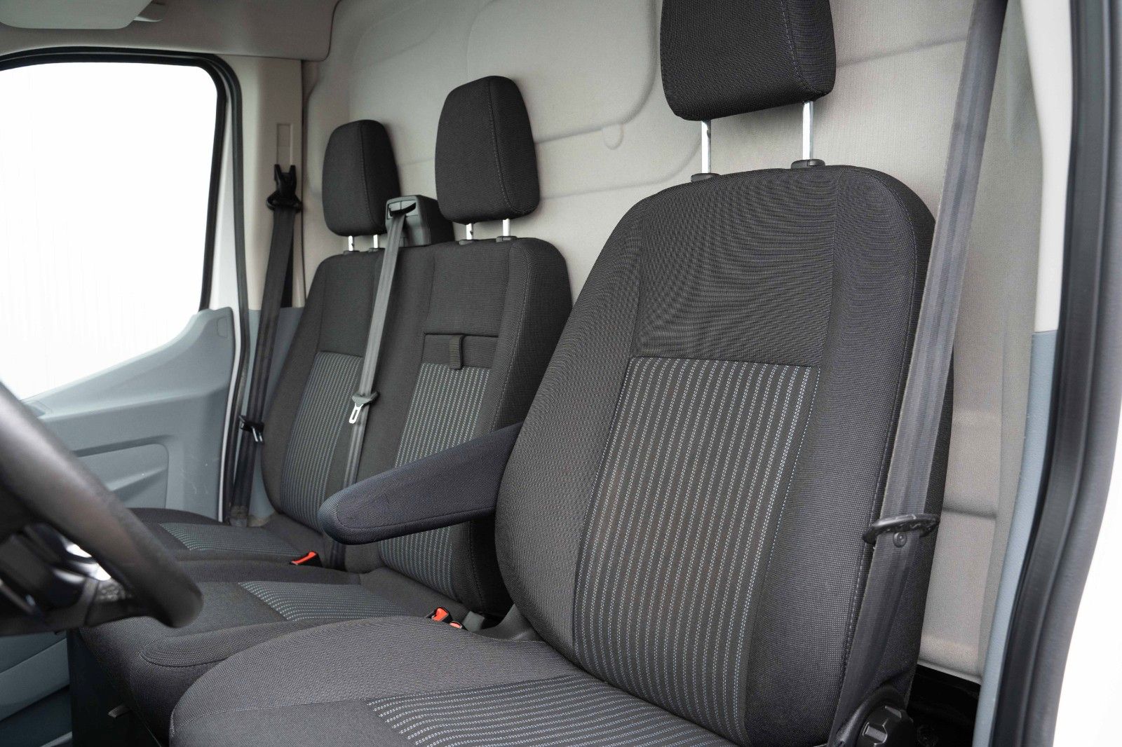 Fahrzeugabbildung Ford TRANSIT KASTEN 2.0 TDCI L2H2 PDC TEMP KLIMA ALLW