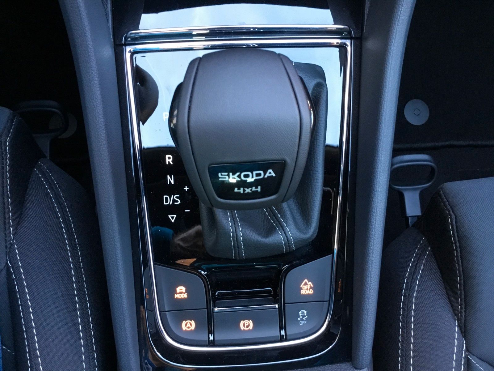 Fahrzeugabbildung SKODA Karoq 2.0l TSI DSG 4x4 Sportline+Pano+Standheizu