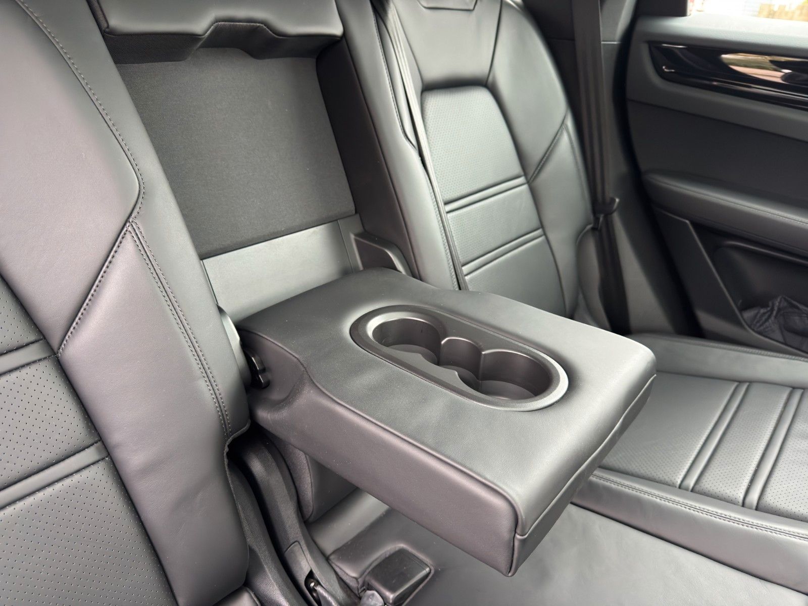 Fahrzeugabbildung Porsche CAYENNE COUPE 360° PANO HUD AHK KAM 20" MEMORY