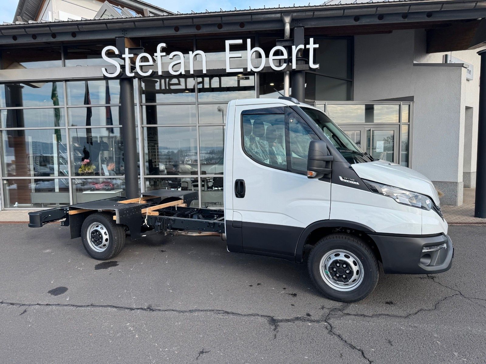 Fahrzeugabbildung Iveco Daily 35S14 HA8 Fahrgestell *R3.450mm*AHK*Luft*