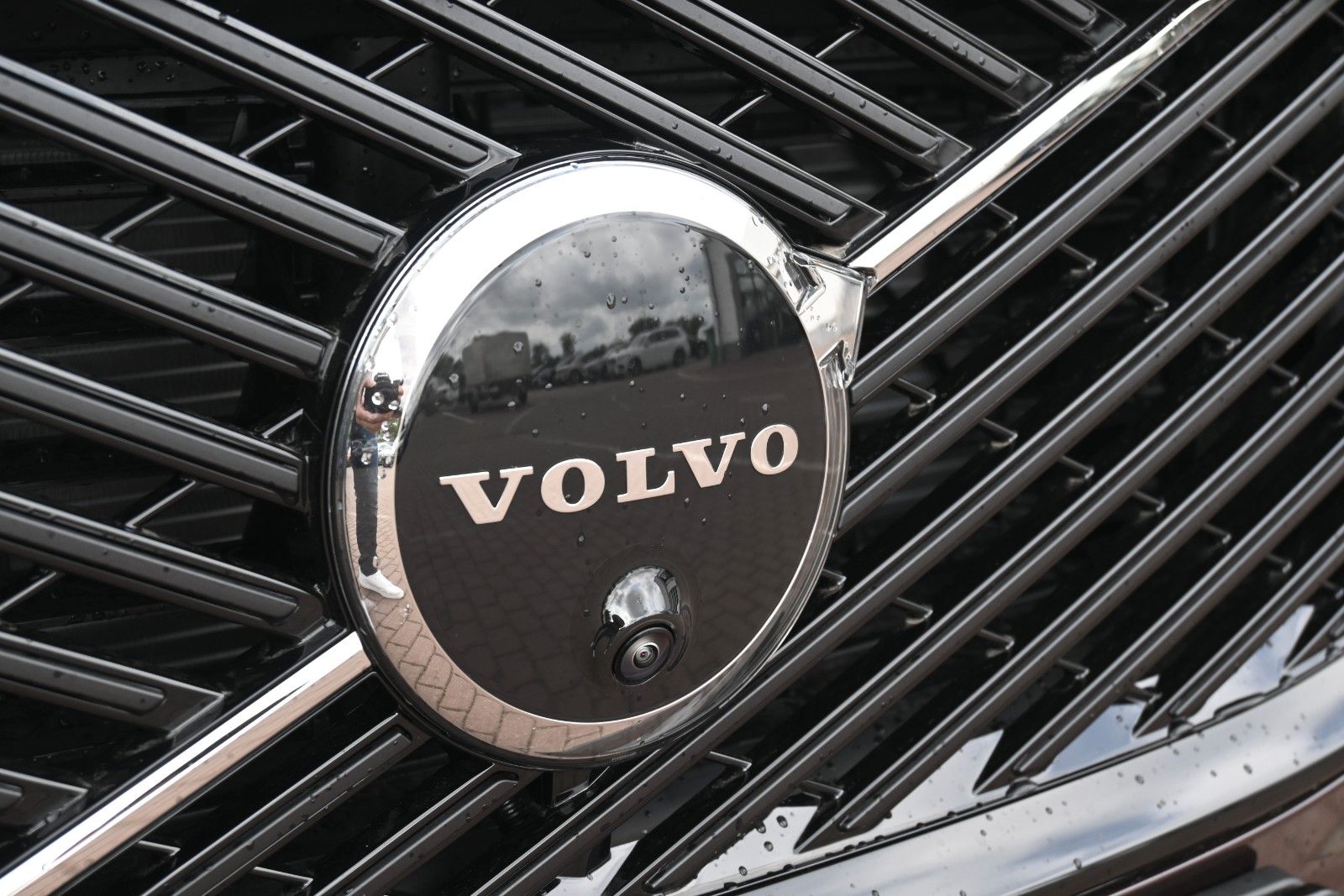 Fahrzeugabbildung Volvo XC60 B5 AWD Plus Dark*FSHZG*360°*ACC*AHK