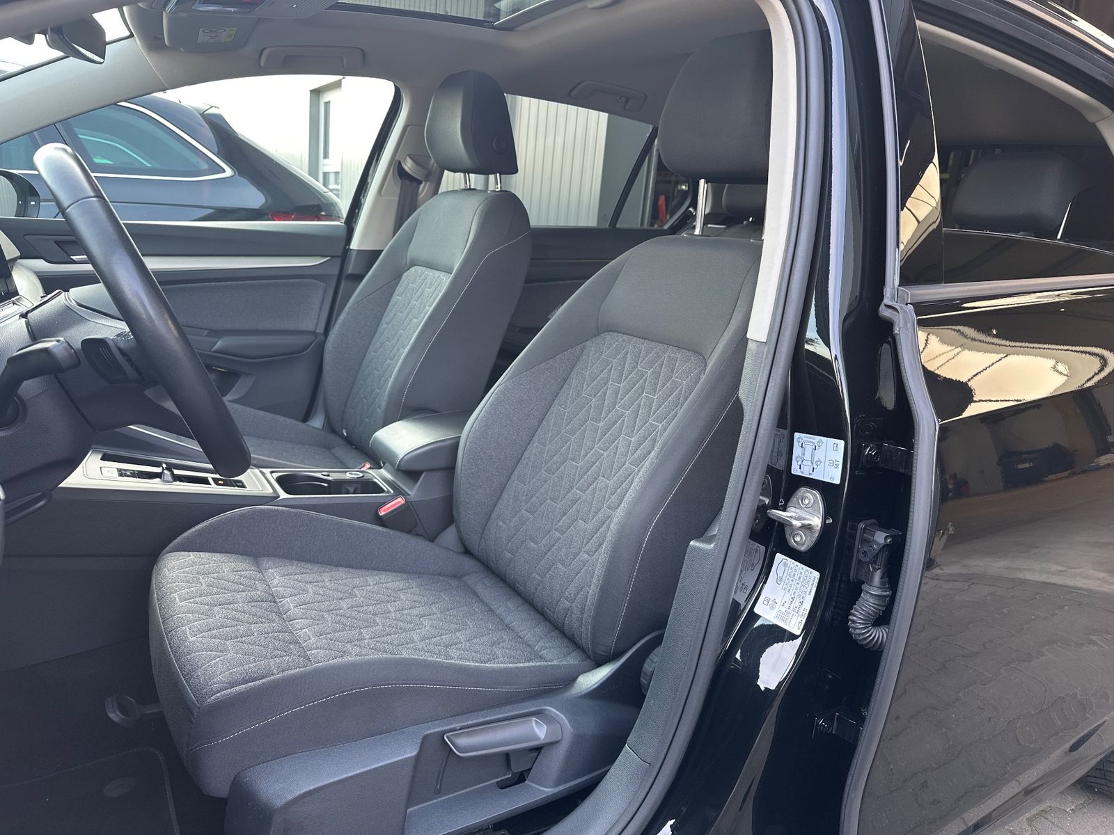 Fahrzeugabbildung Volkswagen Golf VIII 2.0 TDI DSG MOVE NAV+LED+PANO+AHK+HUD