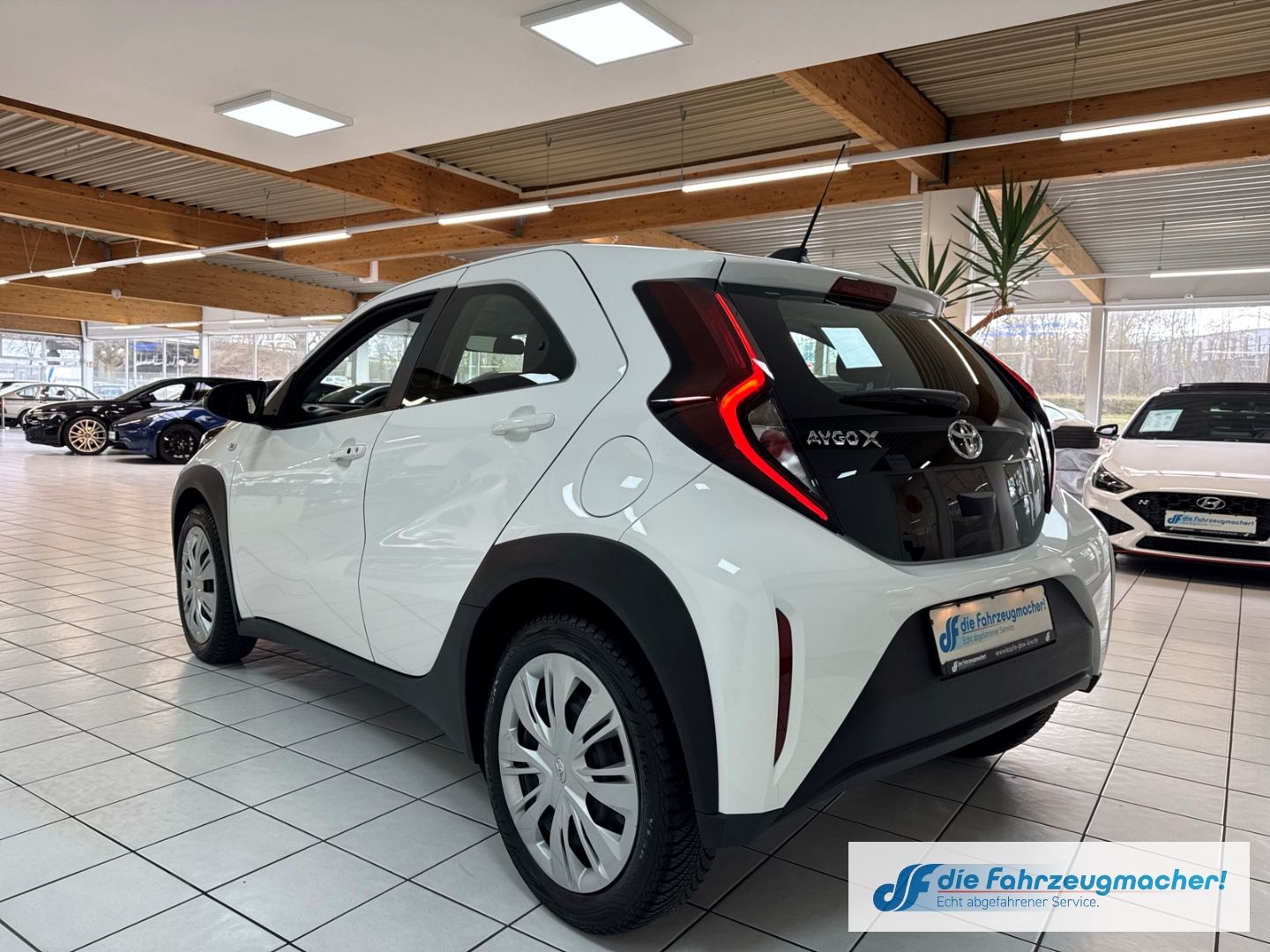 Fahrzeugabbildung Toyota Aygo X Play Apple CarPlay Android Auto Mehrzonen