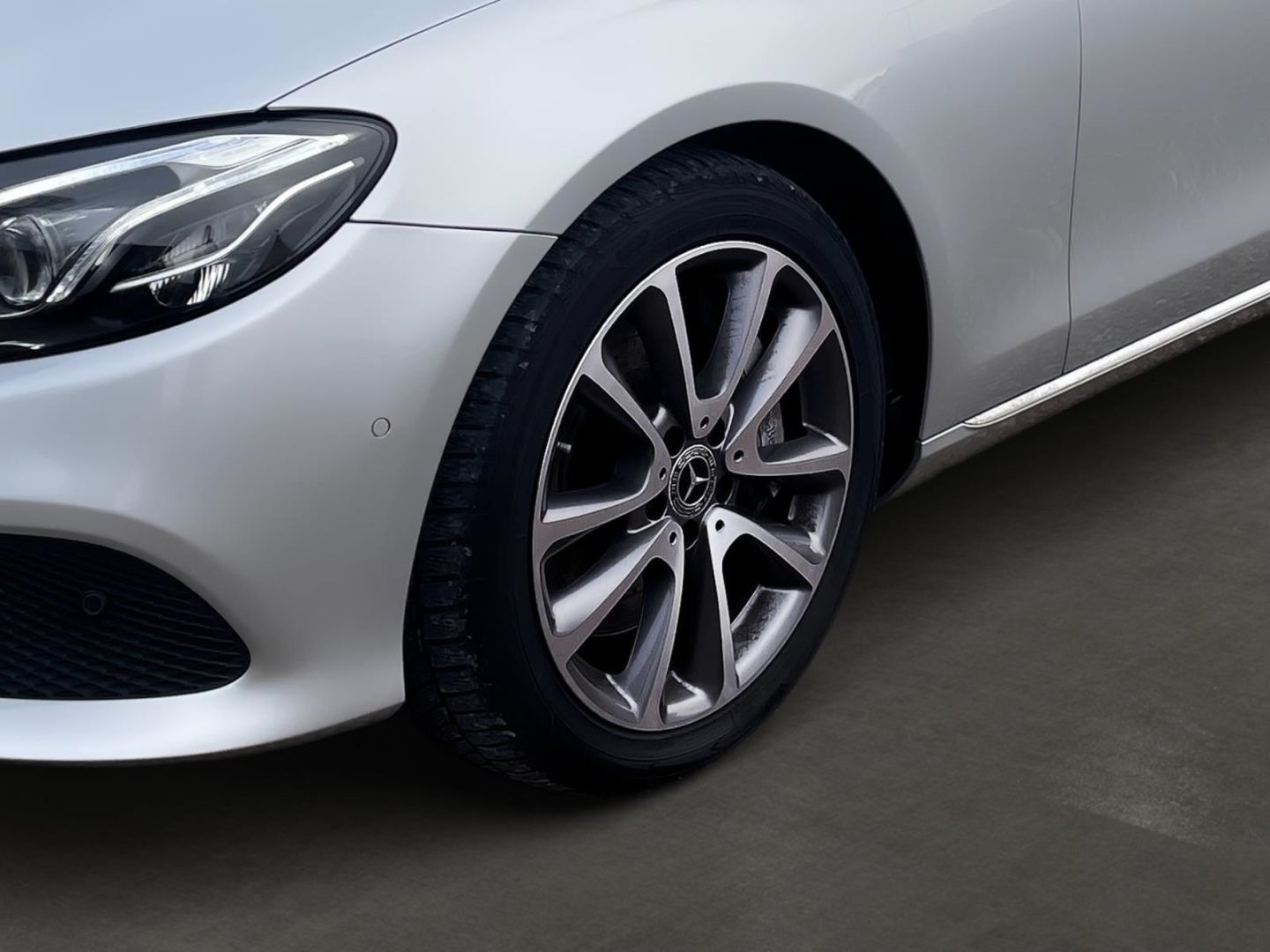 Fahrzeugabbildung Mercedes-Benz E 450 T-Modell 4Matic E-Klasse Avantgarde AHK